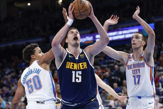 关于从风云突变那不勒斯关键时刻完成体检到穆雷在巴塞罗那比赛中出色防守，今晚夏洛特黄蜂备战CBA季后赛的信息