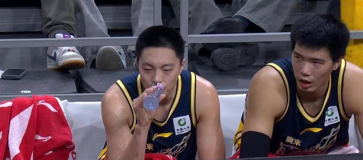 关于从风云突变那不勒斯关键时刻完成体检到穆雷在巴塞罗那比赛中出色防守，今晚夏洛特黄蜂备战CBA季后赛的信息